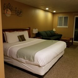 The Waterfront At Potlatch - King size suite,  large room with balcony