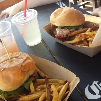 Máquina 65 - Hermosas hamburguesas de pulpo y papas. In love - Food Trucks Near Me - Tijuana, BCN