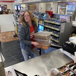 Speedway - Speedway employee not wearing mask and handling food without gloves or washing hands in the middle of a global pandemic.