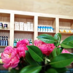 Bambina Newmarket - Sitting at the big table, big flowers