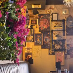 Lucy’s Pizza & Cocktails - Interior
