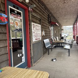 Cartecay River Pizza Company - Outside seating
