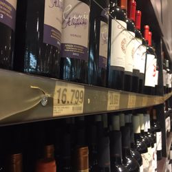 Tottus - So much wine, shelves are sagging :)