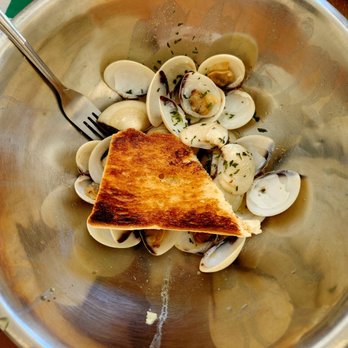 The Nauti Oar - Sept 2022: Clams w/ garlic bread--- so tiny & w/o flavor - Bars Near Me - Port Richey, Florida