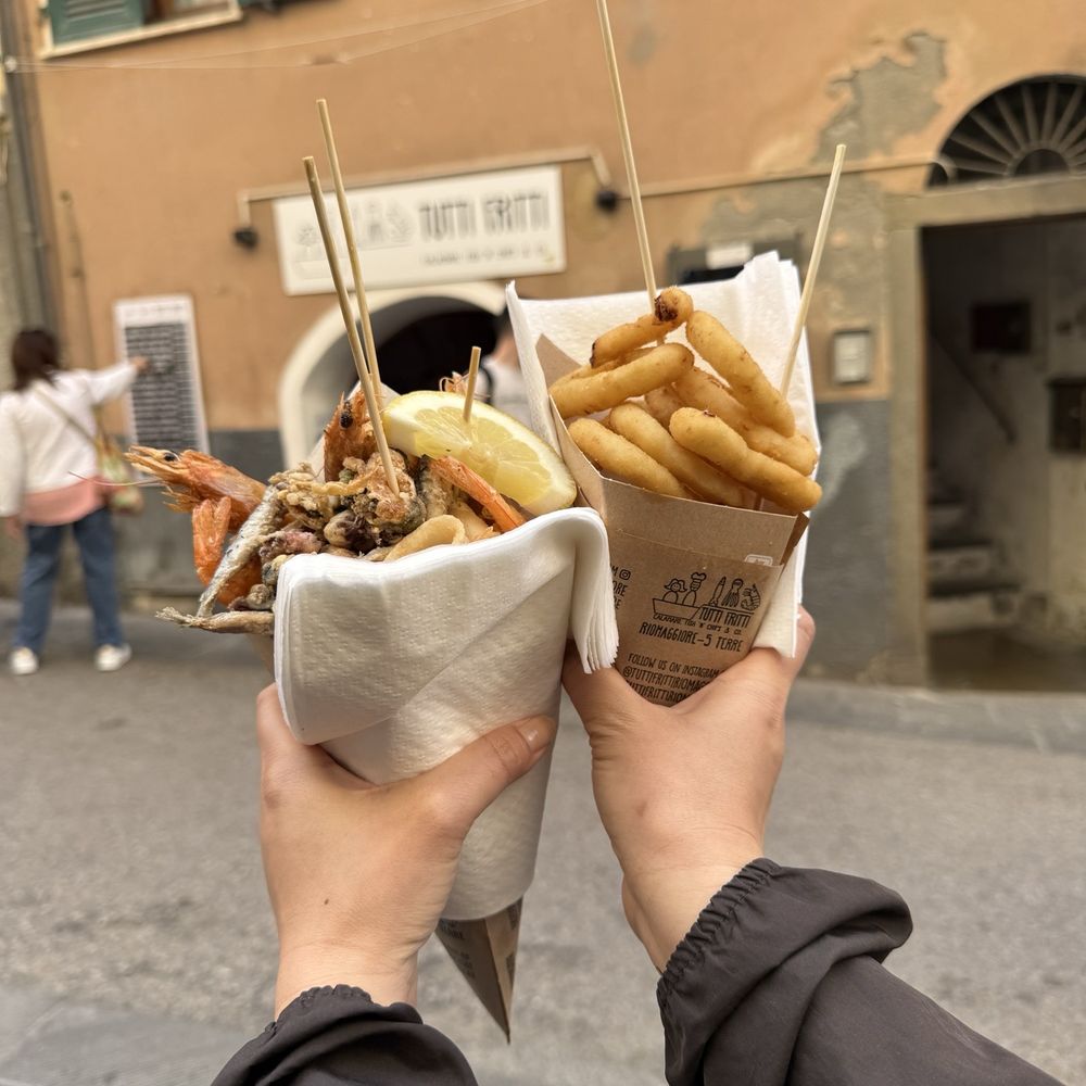 Tutti Fritti - fritto misto (mixed fried fish) and onion rings cones - Friterie Near Me - Riomaggiore, SP Tutti Fritti - fritto misto (mixed fried fish) and onion rings cones - Friterie Near Me - Riomaggiore, SP