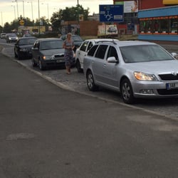 Zmrzlina U Machů - K vůli místní zmrzce tu na ulici vznikaji kolony.
