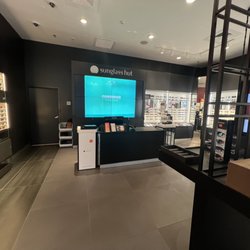 Sunglass Hut - Store