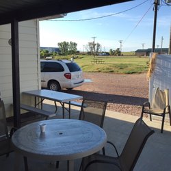Gerry's Budget Host Motel - Outdoor eating area was peaceful.