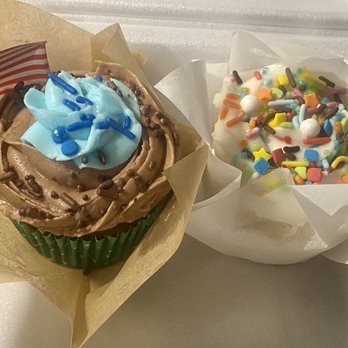Roundtop Burger House - Cup Cakes - Burgers Near Me - Westlake, Louisiana Roundtop Burger House - Cup Cakes - Burgers Near Me - Westlake, Louisiana