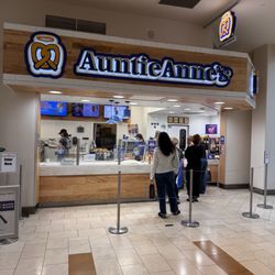 Auntie Anne's - View of the store and the line