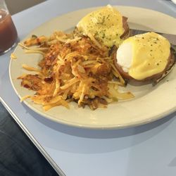 Lucky's Coffee Shop - Eggs benedict