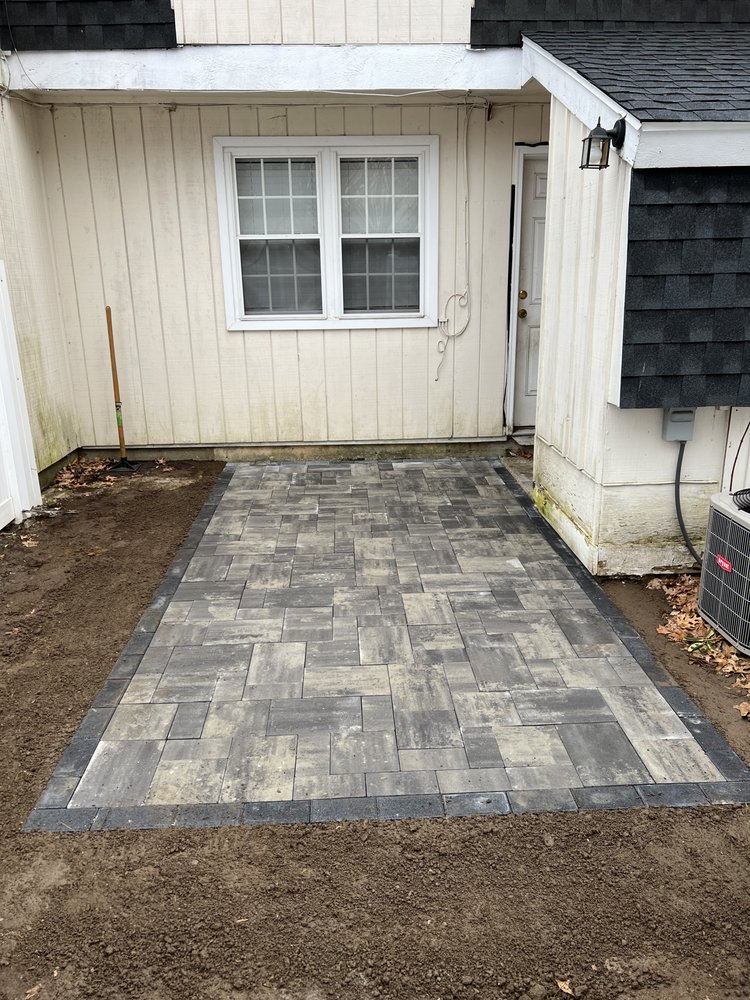 NEW ENGLAND CUSTOM HOME & YARD Updated September 2024 18 Photos