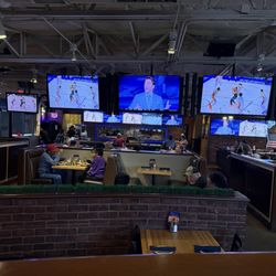 Blue 32 Sports Grill - Dining room