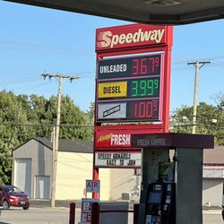 Speedway - Posted sign price to draw people in and change the price on them