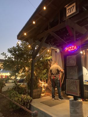 Hugo's Pizza by null