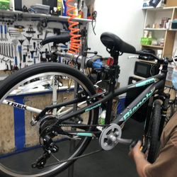 Manny's Cyclery - Setting up the bike