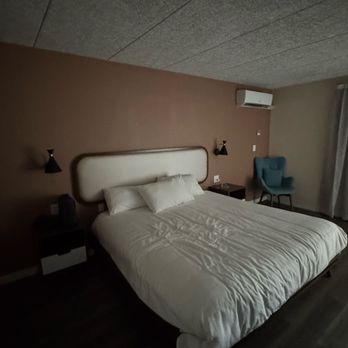 Golden Host Resort - Bed with horrendous mattress - Hotels Near Me - Sarasota, Florida