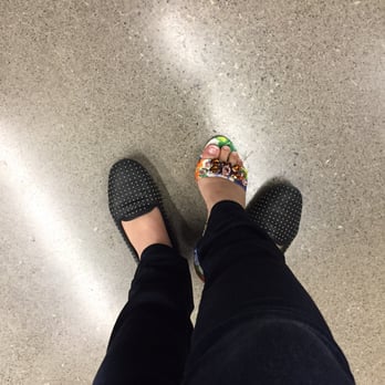 Vaughan Mills - Trying on shoes at the new saks off fifth - Shopping Centers Near Me - Vaughan, Ontario
