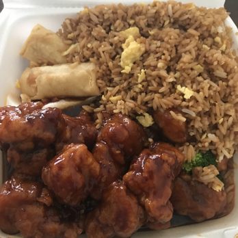 Lucky Liu's - General Tso's lunch special - Asian Fusion Near Me - Milwaukee, Wisconsin