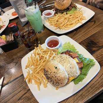 Local Goat - Farmer house and whisky burger - New American Near Me - Pigeon Forge, Tennessee