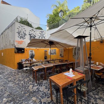 Cantinho do Aziz - Outside area to sit. - African Near Me - Lisbon, 11