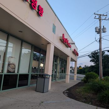 Liquid Fusion Cafe - View from parking lot - Coffee & Tea Near Me - Northbrook, Illinois