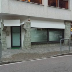 L'esterno dello studio a sera.