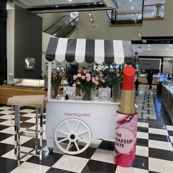 Bloomingdale's - Promo cart - Department Stores Near Me - Chicago, Illinois