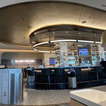 Delta Sky Club - Bar at Delta Sky Longe Terminal 4 near gate A8 - Airport Lounges Near Me - Jamaica, New York