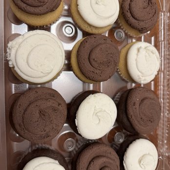 Molly's Cupcakes - Vegan Chocolate Vegan Vanilla - Cupcakes Near Me - Chicago, Illinois Molly's Cupcakes - Vegan Chocolate Vegan Vanilla - Cupcakes Near Me - Chicago, Illinois