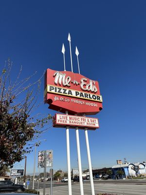 Me-n-Ed's Pizza Parlor by null