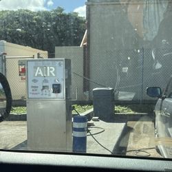 Hele - Thankfully this hele in Haleiwa is the only station with air and vacuum. Bonus they take credit card so no need coins.