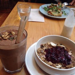 Sprouted Fig and Ginger Grawnola with nut milk Cacao Superfoods smoothie. It was delishious and the smoothie was rich and decadent !