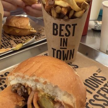 Le Ruisseau - Burger Joint - Hamburger and French fries - Burgers Near Me - Paris, 75