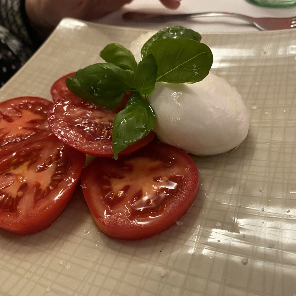 Guido Al Duomo - Buratta with tomatoes - Italian Near Me - Munich, BY Guido Al Duomo - Buratta with tomatoes - Italian Near Me - Munich, BY