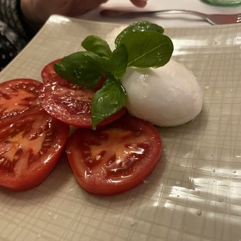 Guido Al Duomo - Buratta with tomatoes - Italian Near Me - Munich, BY Guido Al Duomo - Buratta with tomatoes - Italian Near Me - Munich, BY