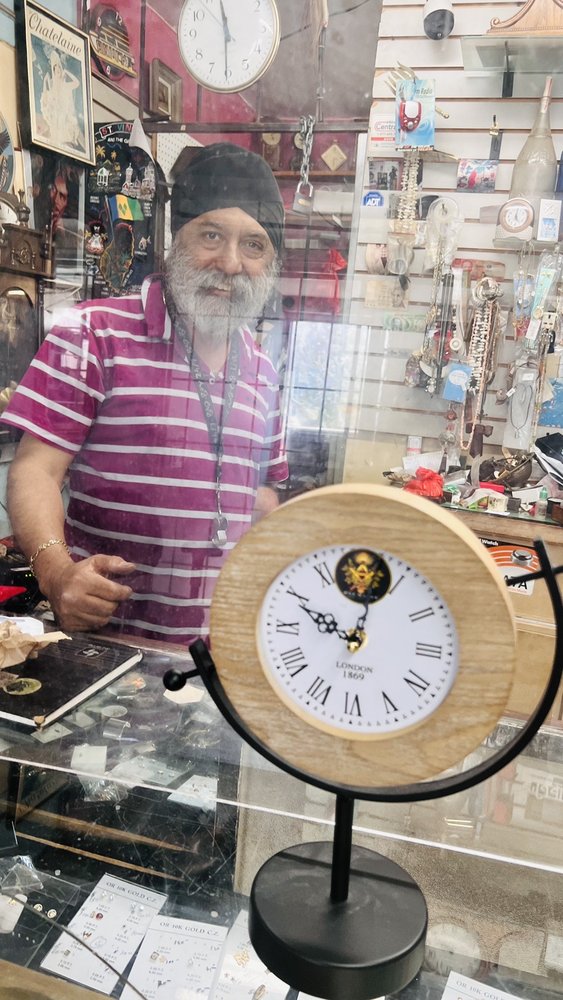 UNIQUE CLOCK SHOP Updated September 2024 5897 Victoria Av, Montréal