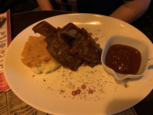 Dicke Wirtin by null