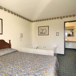 Travelodge by Wyndham Hudsonville - One Queen Bed Hot Tub Room
