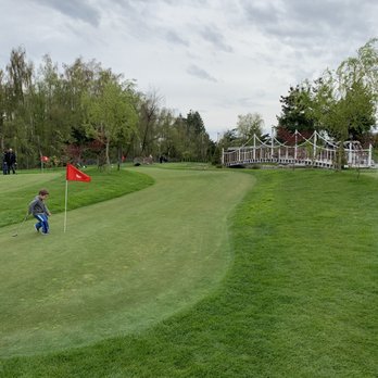 Savage Creek Golf Course & Driving Range - Super green and beautifully maintained - Golf Near Me - Richmond, British Columbia