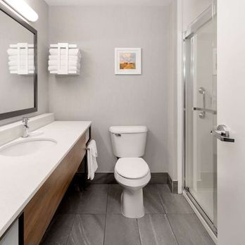 Hampton Inn Mitchell - Guest room bath - Hotels Near Me - Mitchell, South Dakota