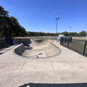 Lively Skate Park - Nice bowl in the back medium to advanced level. Probably should pad up for this bad boy - Skate Parks Near Me - Irving, Texas Lively Skate Park - Nice bowl in the back medium to advanced level. Probably should pad up for this bad boy - Skate Parks Near Me - Irving, Texas