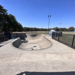 Lively Skate Park - Nice bowl in the back medium to advanced level. Probably should pad up for this bad boy