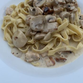 Pepe Giallo - Fettuccine with Chicken and Mushroom in Cream Sauce - Italian Near Me - New York, New York Pepe Giallo - Fettuccine with Chicken and Mushroom in Cream Sauce - Italian Near Me - New York, New York