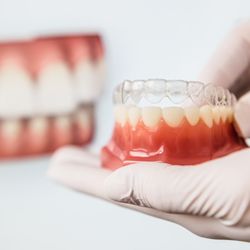 Zahnzentrum Lichtenberg - Dr. med. dent. Deniz Erbas - Transparente Zahnschienen für ein schönes Lächeln - Clear aligners for a beautiful smile