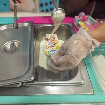 Zippops - Cake batter with white chocolate - Ice Cream & Frozen Yogurt Near Me - San Juan, Puerto Rico