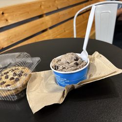 Ice Dreammm Shop - Top flavor and a couple cookies