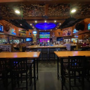 Texas Roadhouse - In the center is the large bar. There are large seating areas for diners on 3 sides of the bar. - Steakhouses Near Me - Littleton, Colorado Texas Roadhouse - In the center is the large bar. There are large seating areas for diners on 3 sides of the bar. - Steakhouses Near Me - Littleton, Colorado