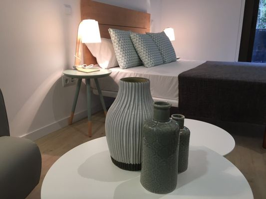 L & H Latina by null