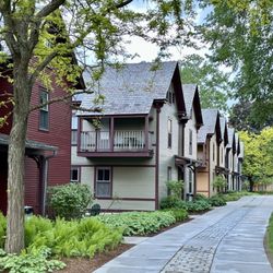 The Porches Inn - Row houses converted into rooms